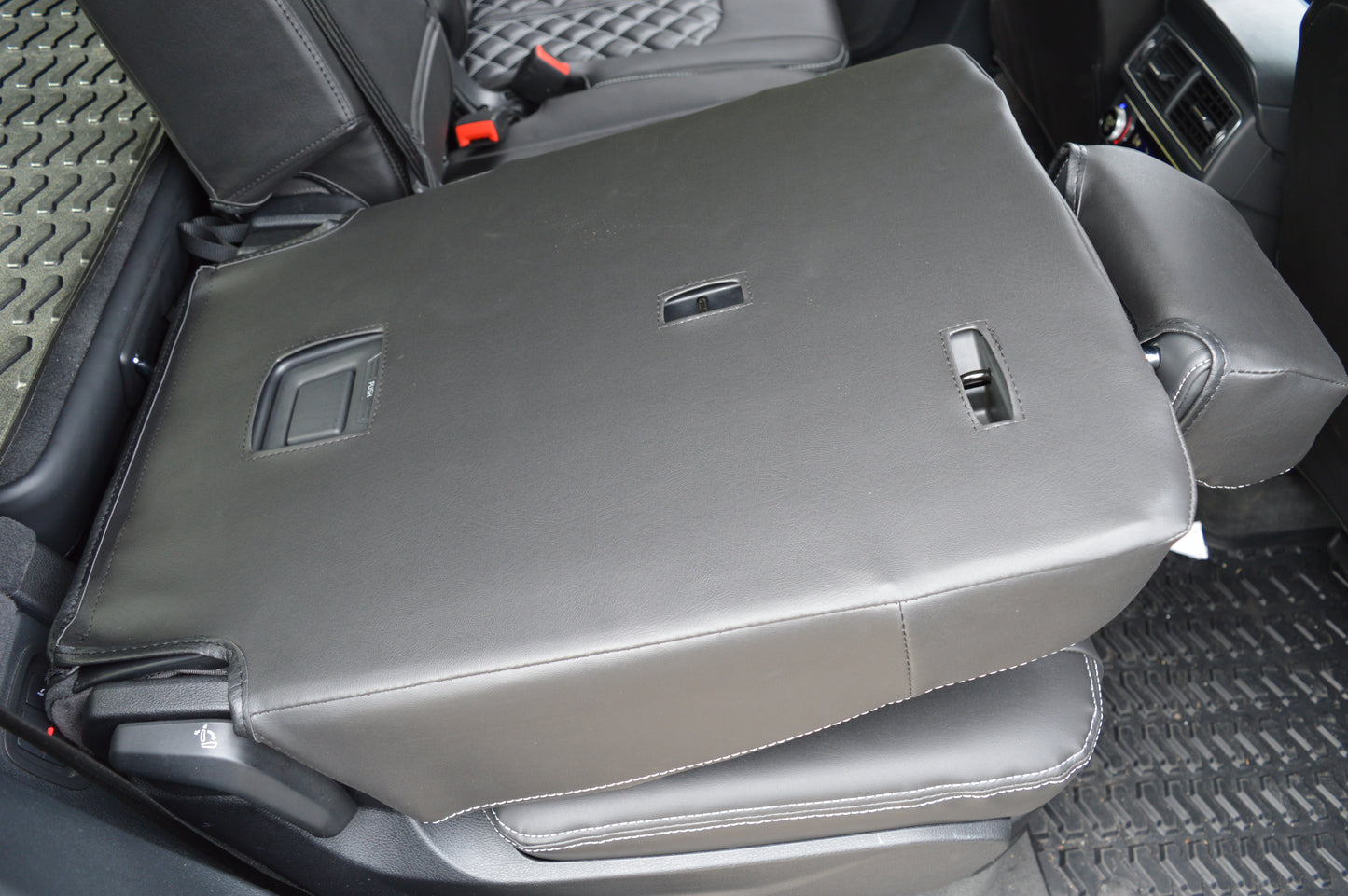 Audi Q7 4M Seat Covers (2015–2026) | Black Leatherette & Silver Diamond Stitching | Custom Made to Order