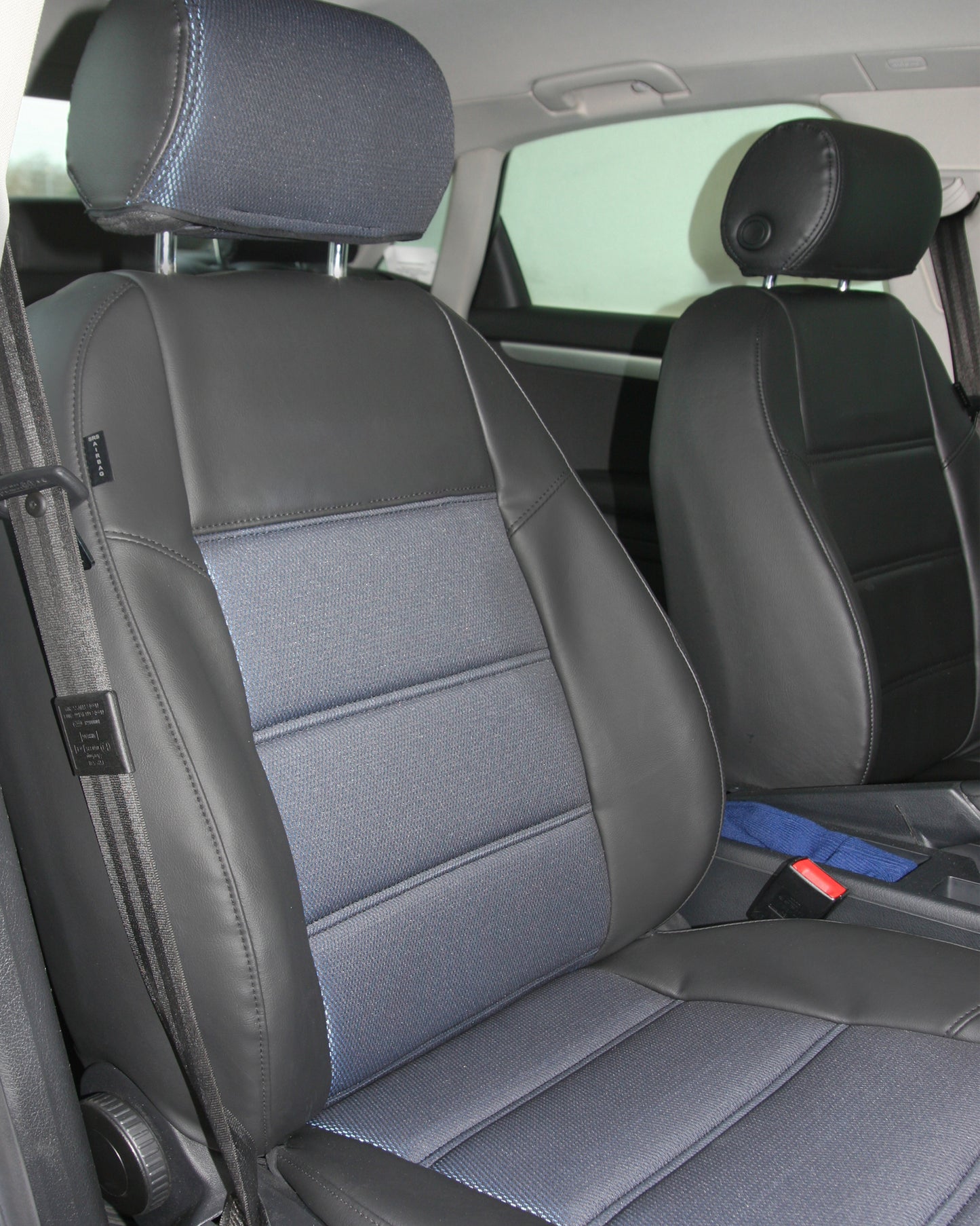 Audi A4 B7 - Black Leatherette & Fabric Centre