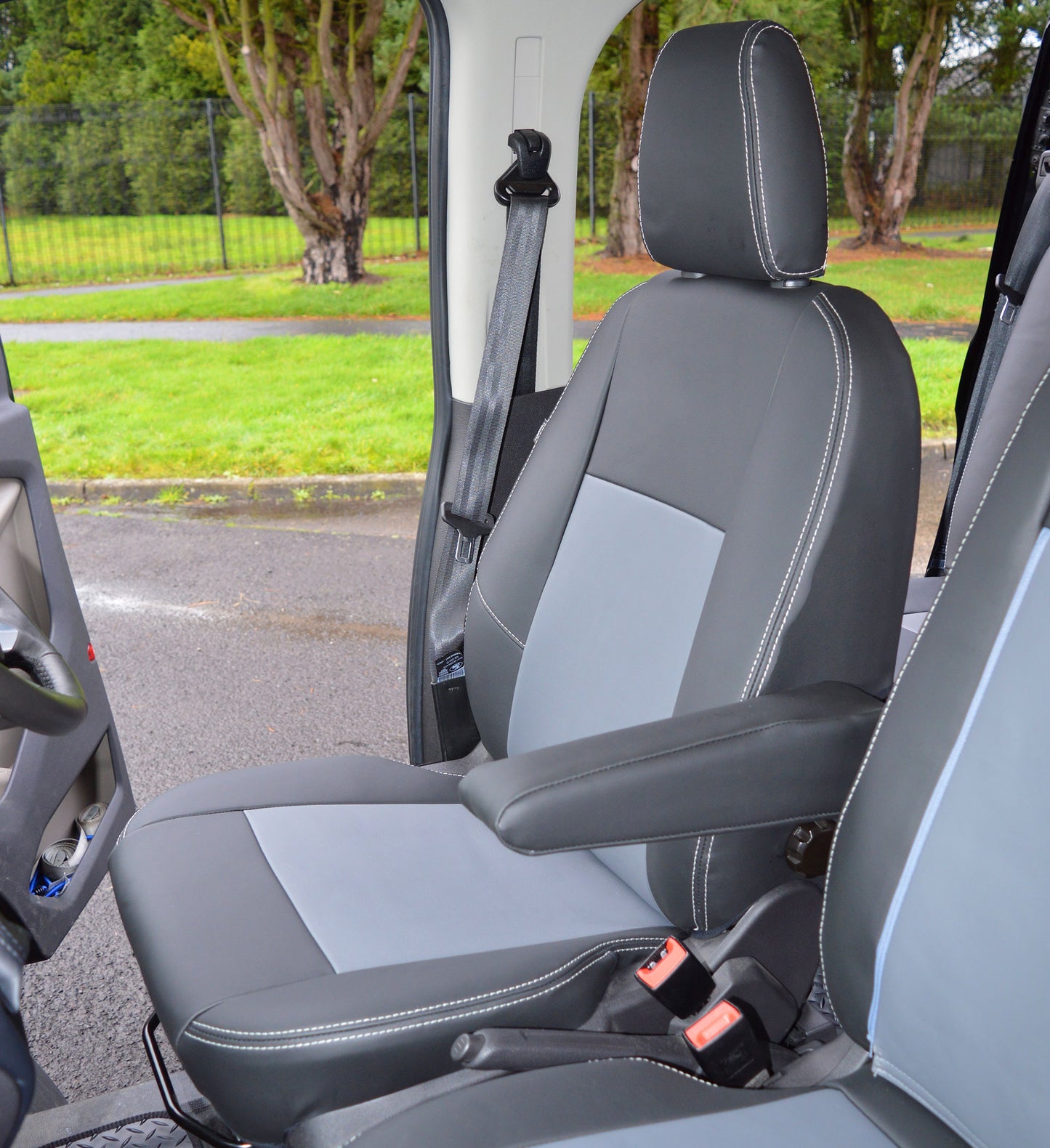 Ford Transit Crew Cab - Black & Dark Grey
