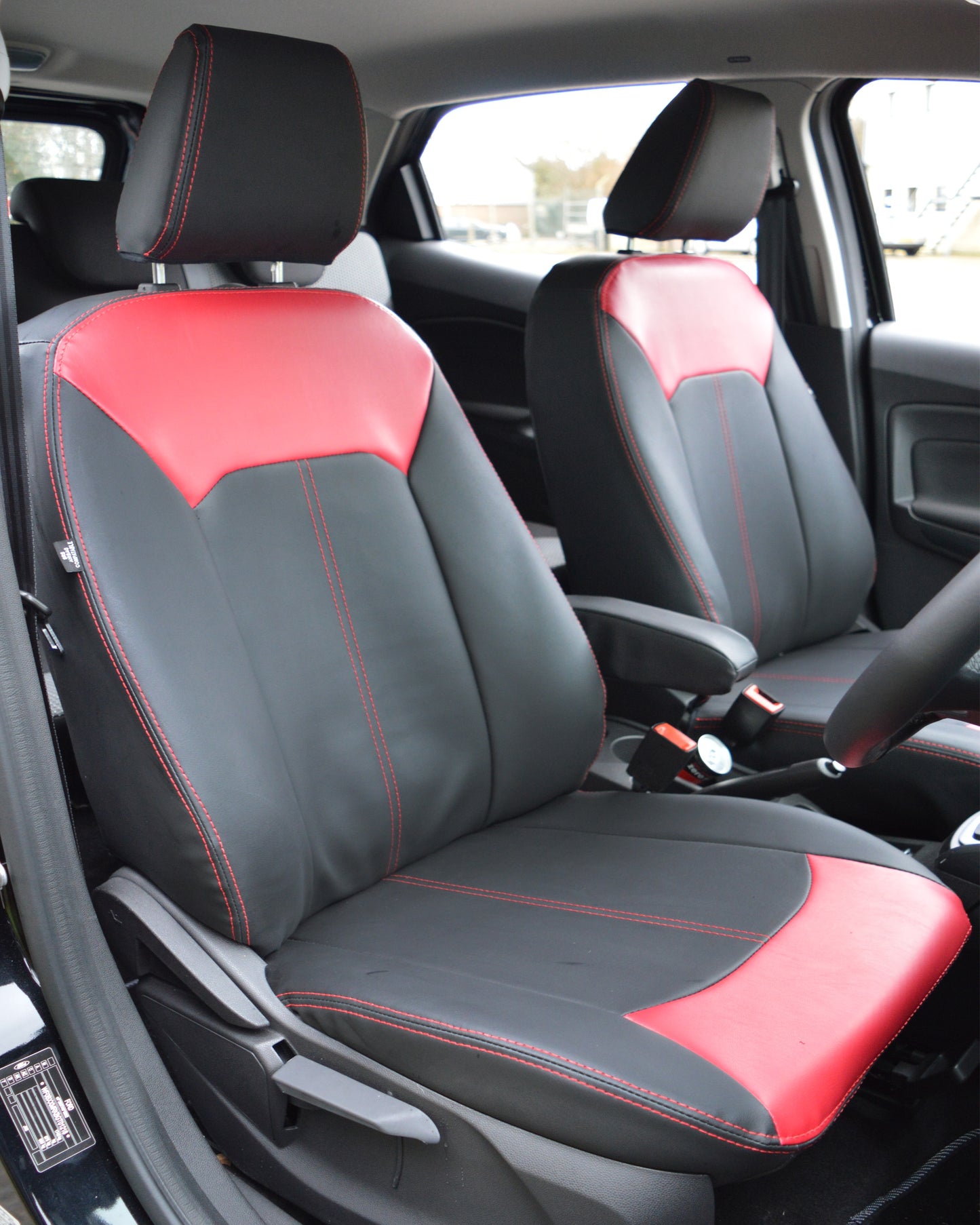 Ford EcoSport - Black & Red