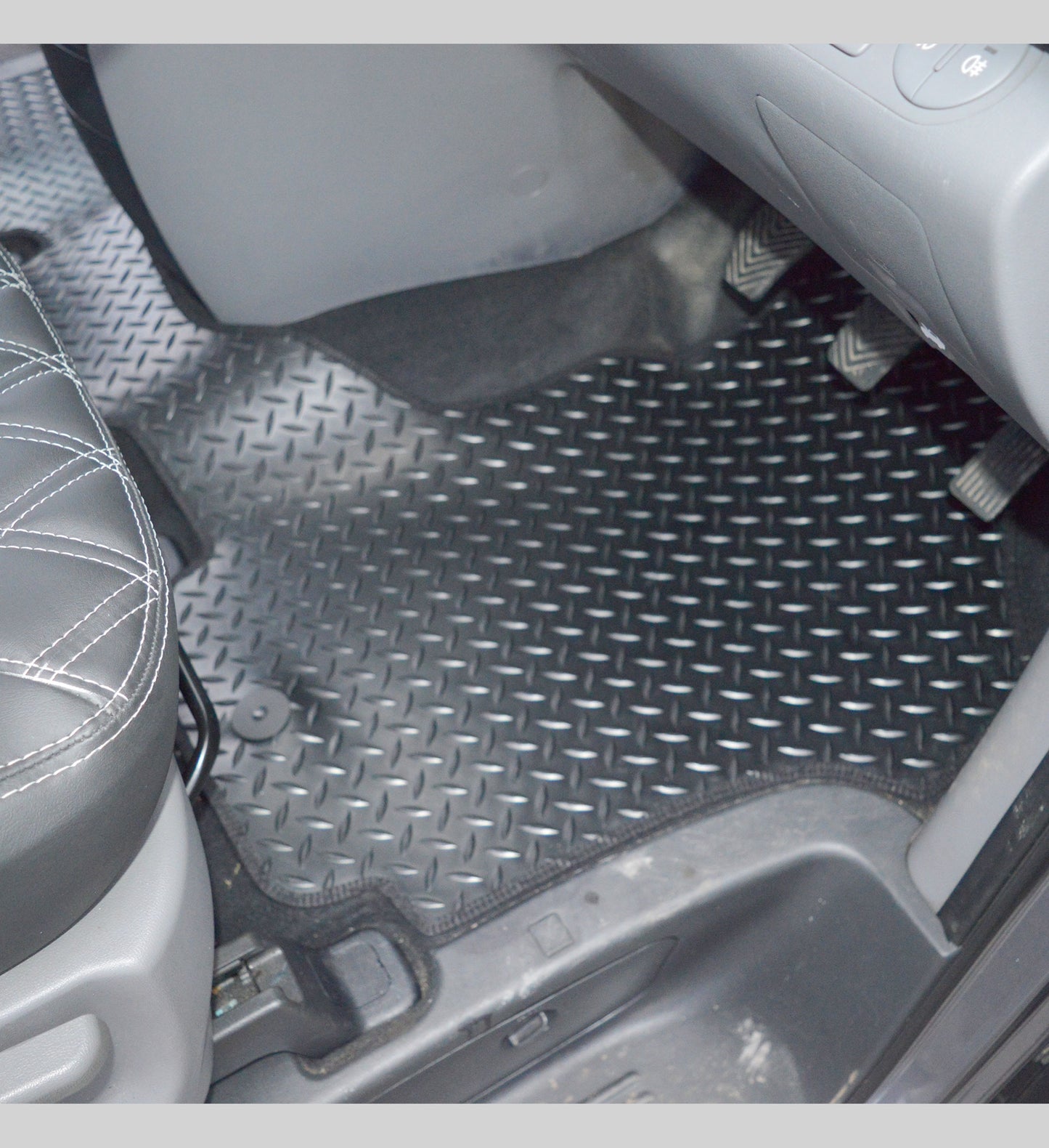 Hyundai - i800 Tailored Front Rubber Mat set.