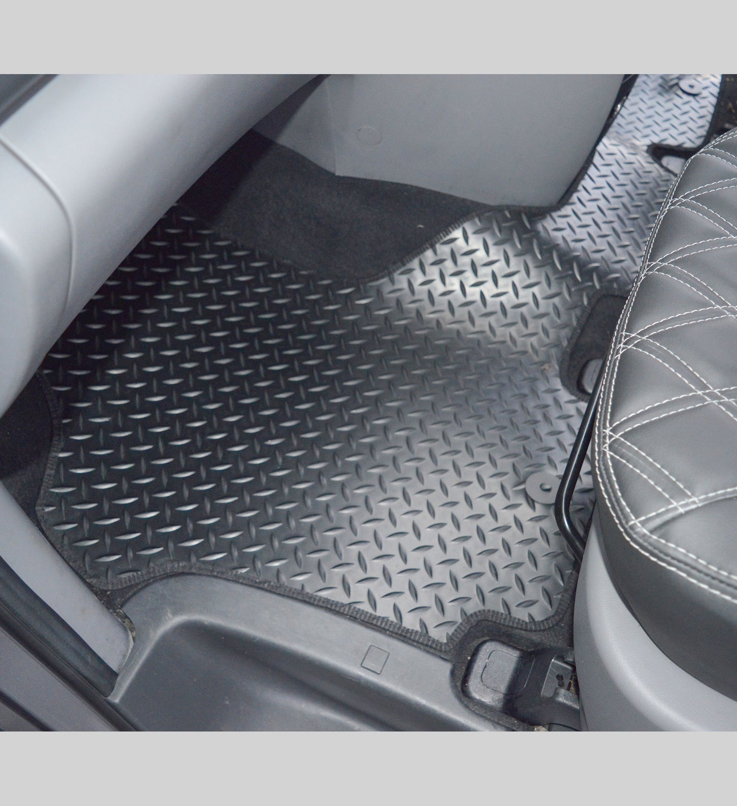 Hyundai - i800 Tailored Front Rubber Mat set.