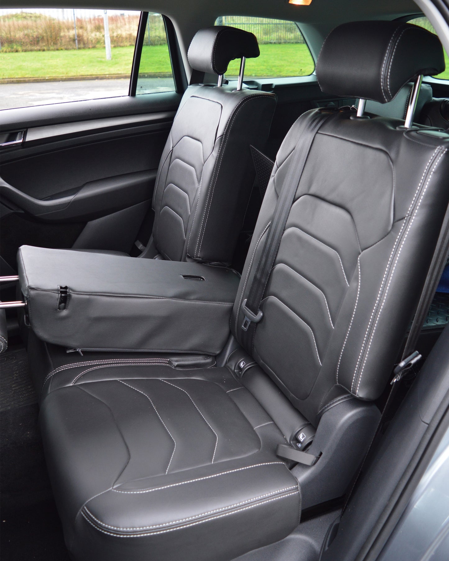 Skoda Kodiaq Black Leatherette & Silver Stitching (7 Seat With Pockets)