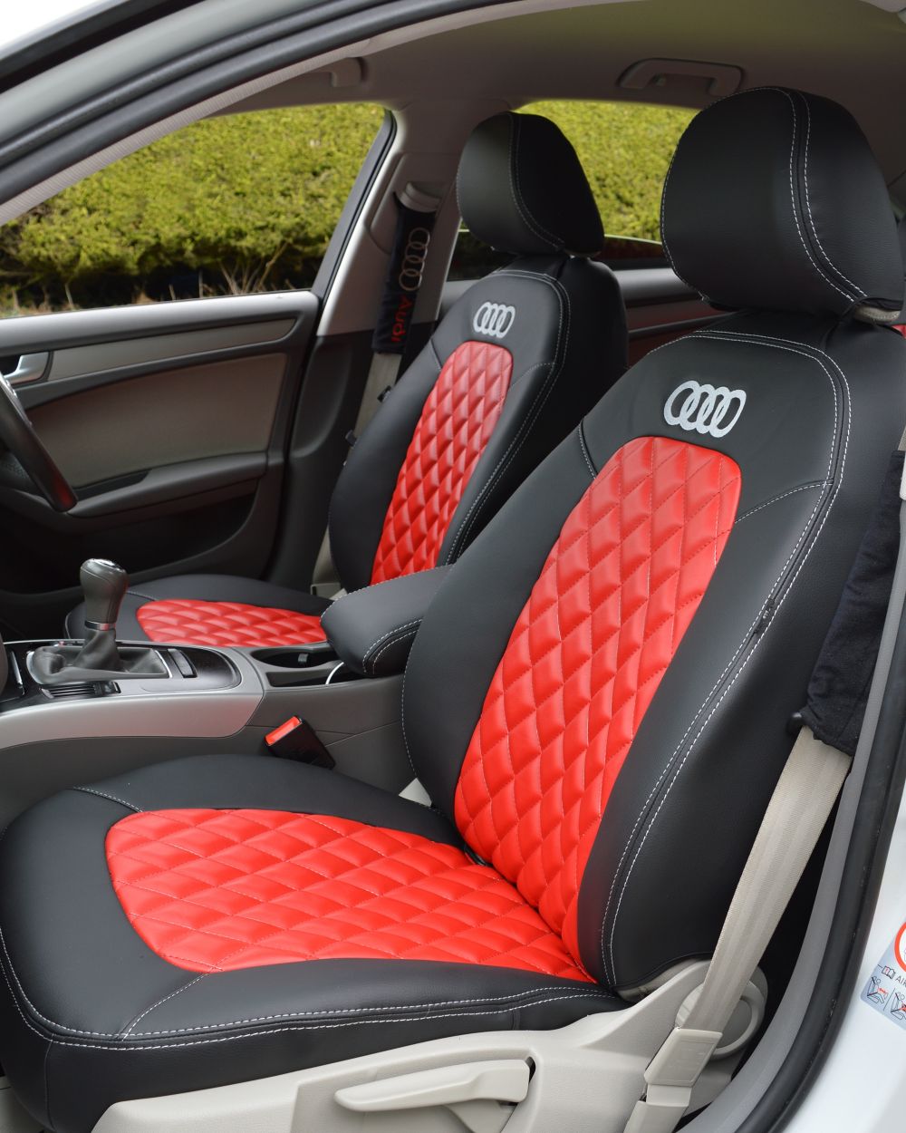 Bâche design spéciale adaptée à Audi A4 (B8) 2007-2015 Black with red  striping housse de voiture pour l'intérieur